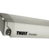 Thule Omnistor 9200 Crème 600 Mystic Grey Cassetteluifel 1 Thule Omnistor 9200 Crème 600 Mystic Grey Cassetteluifel -Thule 577806 577806 images main thule omnistor 9200 creme ecommerce